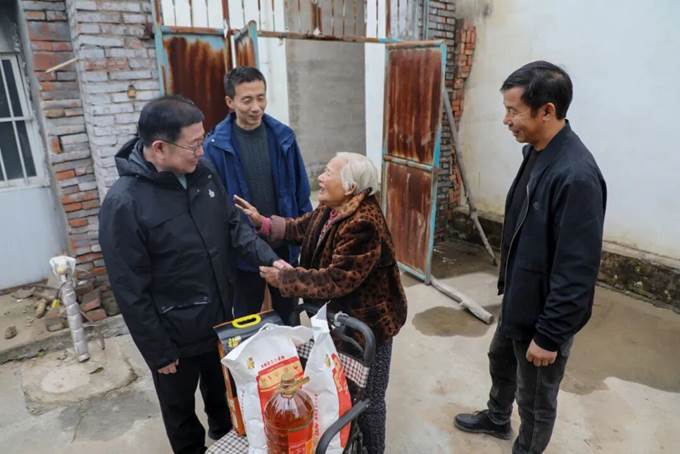 jdpay钱包高科到“第一书记”驻村点开展重阳节慰问活动